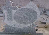 90 도에 의하여 닦는 표면의 위 회색 화강암 기념하는 묘석